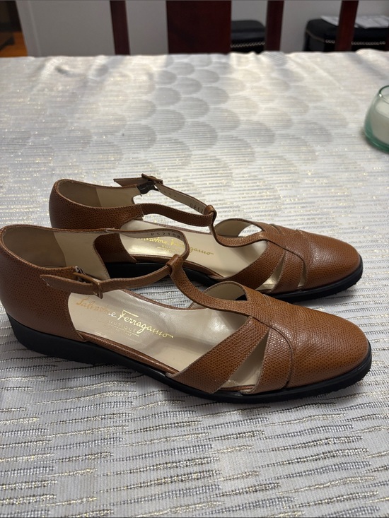 Salvatore Ferragamo Shoes - Salvatore Ferragamo Tan Brown Pebbled Leather T-Strap Flats Size 8A Narrow